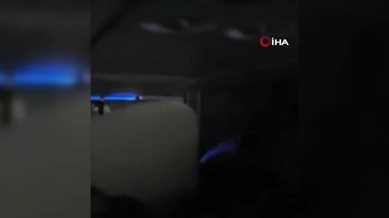 - Yolcu acil çıkış kapısını açmak istedi, uçak acil iniş yaptı