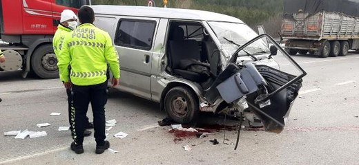 Son dakika haber... Hafif ticari araç cipe arkadan çarptı: 4 yaralı