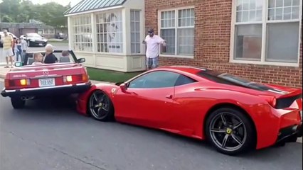 Une femme percute une Ferrari en reculant... Collision qui coute très cher