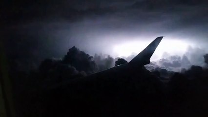 Download Video: Ce passager  filme un orage magnifique en plein vol depuis son avion de ligne