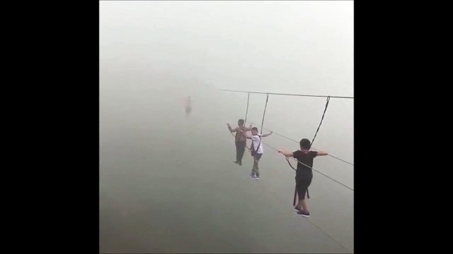 Oseriez-vous traverser ce pont suspendu perdu dans la brume... Impressionnant