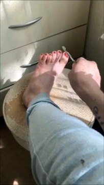 Elle a 6 doigts de pieds... et non, plus que 5