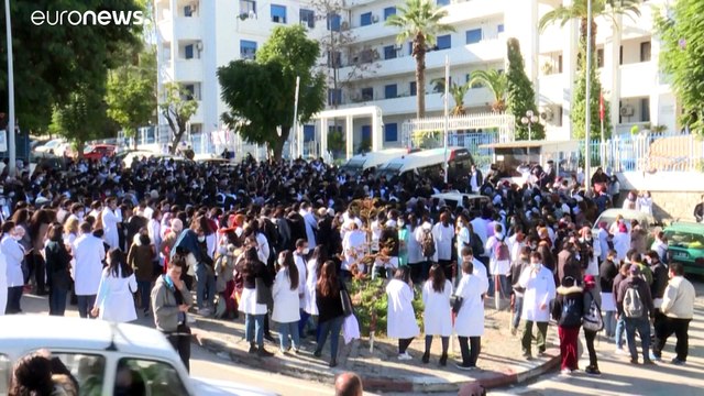 Врачи бегут из Туниса