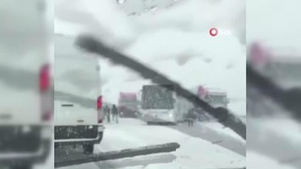 Aniden bastıran kar sürücüleri yolda bıraktı