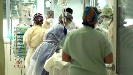 Vague de Covid-19: immersion dans le service de réanimation de l'hôpital de Montreuil