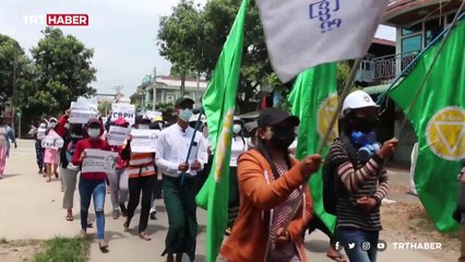 Myanmar'da askerler, darbe karşıtı göstericiyi yerde sürükledi