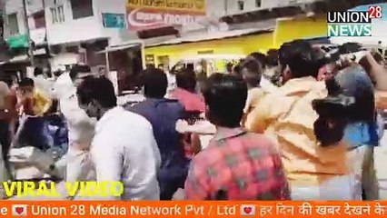 यूपी के मथुरा में पुलिस और आम जनता के बीच चले लात-घूंसे Viral video