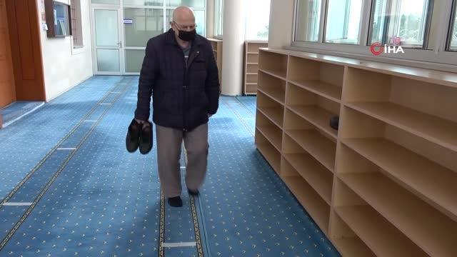 Camide ayakkabıları çalınan adamdan hırsıza ayakkabılı mesaj