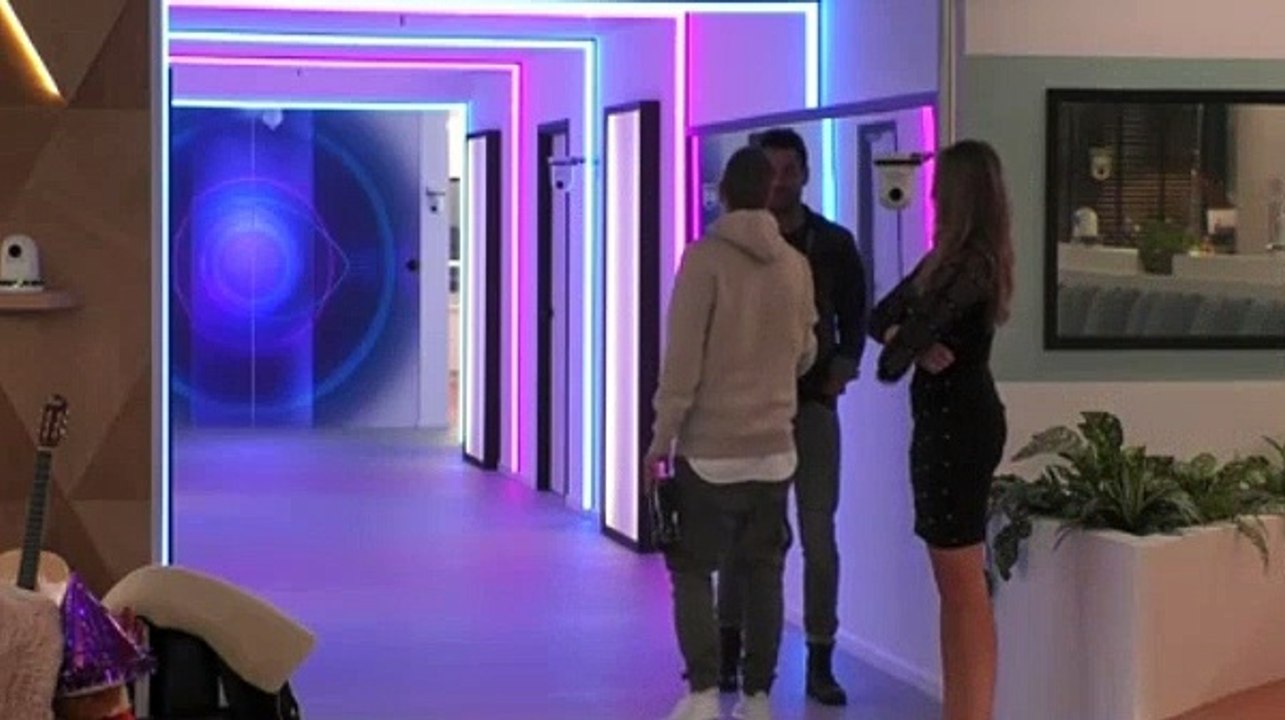 De bewoners horen dat er nog iemand moet vertrekken - 1 april 2021.