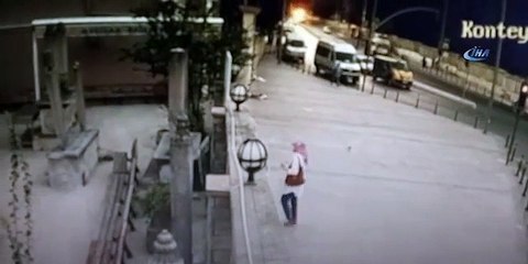 Türbede dua eden kadın kazadan kıl payı kurtuldu