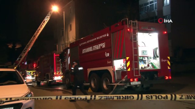 Sultanbeyli’de alev alev yanan çatıyı balkona sigara içmek için çıkan vatandaş fark etti