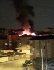 SULTANBEYLİ'DE KENTSEL DÖNÜŞÜM NEDENİYLE BOŞALTILAN BİNANIN ÇATISINDA YANGIN