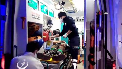 Yanlışlıkla otoyol inşaatına giren araç kum öbeğine çarparak taklalar attı: 2 yaralı