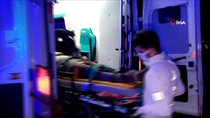 Yanlışlıkla otoyol inşaatına giren araç kum öbeğine çarparak taklalar attı: 2 yaralı