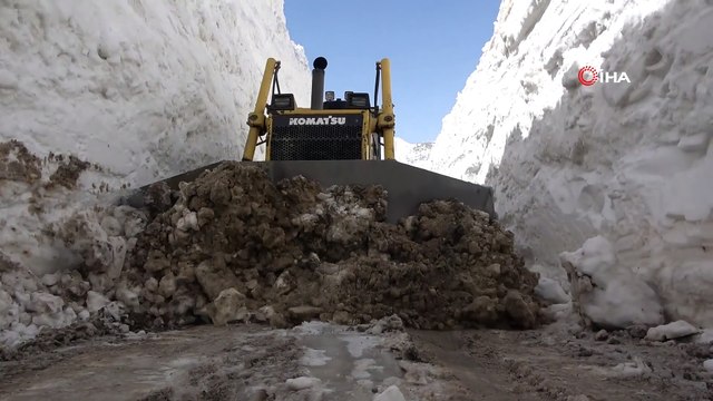 Yüksekova’da 8 Metrelik Kar Tünelleri
