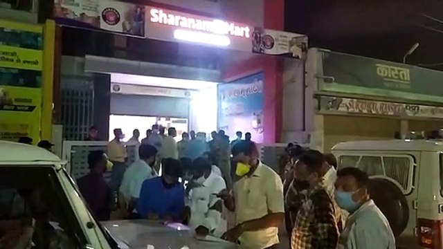 धारा 144 के उल्लंघन पर किराना दुकान पर कार्यवाही