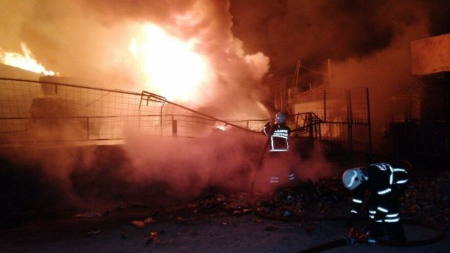 Geri dönüşüm deposu alev alev yandı