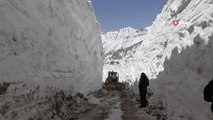 -Yüksekova'da 8 metrelik kar tünelleri-8 metreyi aşan karda yapılan çalışma sonucu açılan yollar tünelleri andırıyor