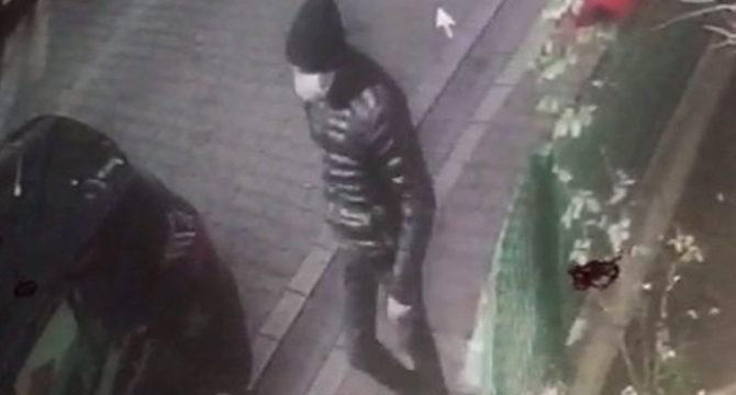 Evinin önüne aracını park etti, kurşun yağmuruna tutuldu
