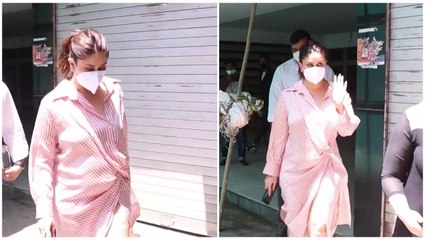Kareena Kapoor Khan Looks Glamorous In An Easy-Breezy Wrap Dress With A Slit | SpotboyE