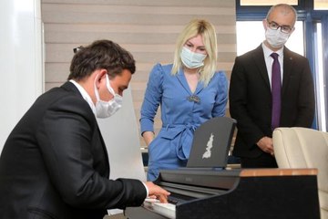 Otizmli Taylan'dan Rektör Özkan'a piyano resital