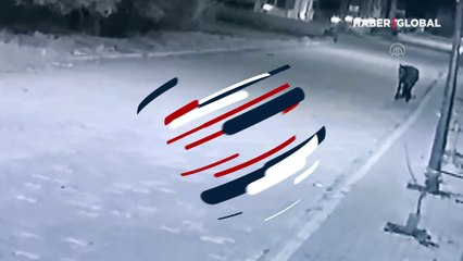 Motosiklet sürücüsü atın ipine takılıp devrildi