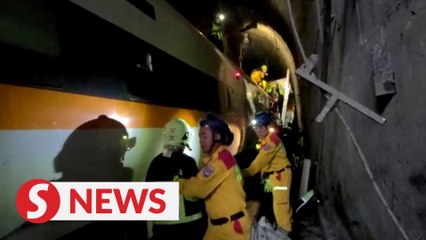 Video herunterladen: Taiwan train crash kills 36 in deadliest rail tragedy in decades