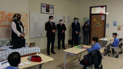 Kaymakam, öğrencilerle ders işledi