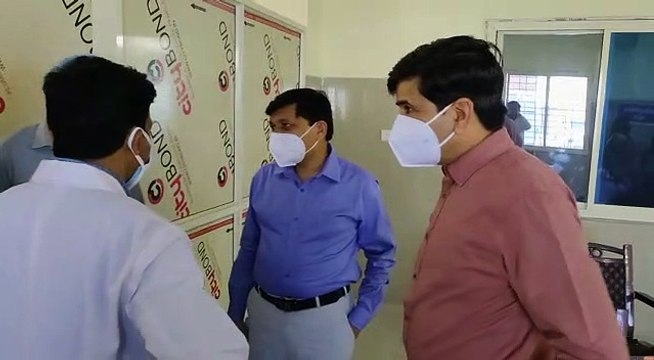 कोविड वेक्सिनेशन सेंटर पहुंचे कलेक्टर, टीकाकरण के लिये आये लोगों से की चर्चा