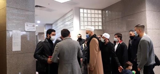 Çarşaflı kadınların fotoğrafını sosyal medyada paylaşan doktora hakaret eden sanıklara beraat