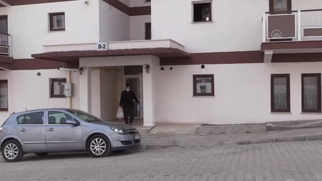 64 yaşındaki hayvansever, sokak sokak gezerek kedi ve köpekleri besliyor