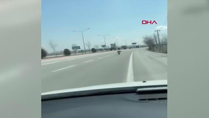 AFYONKARAHİSAR Motosiklet sürücüsünün tehlikeli yolculuğu kamerada