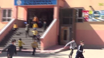 KAHRAMANMARAŞ Annesiyle gelen yeni hayatının yıl dönümünü çocukları sevindirerek kutladı