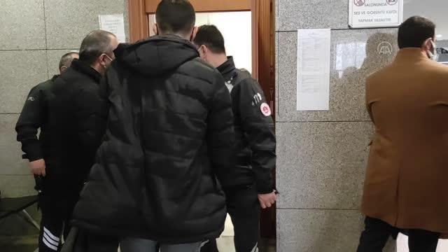 Çarşaflı kadınların fotoğrafını paylaştığı iddia edilen doktora hakaretten yargılanan sanıklar beraat etti