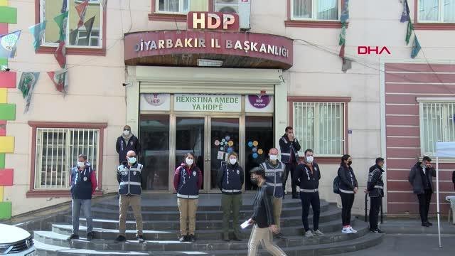 DİYARBAKIR 'Terörden arananlar' listesindeki kardeşi için evlat nöbetine katıldı