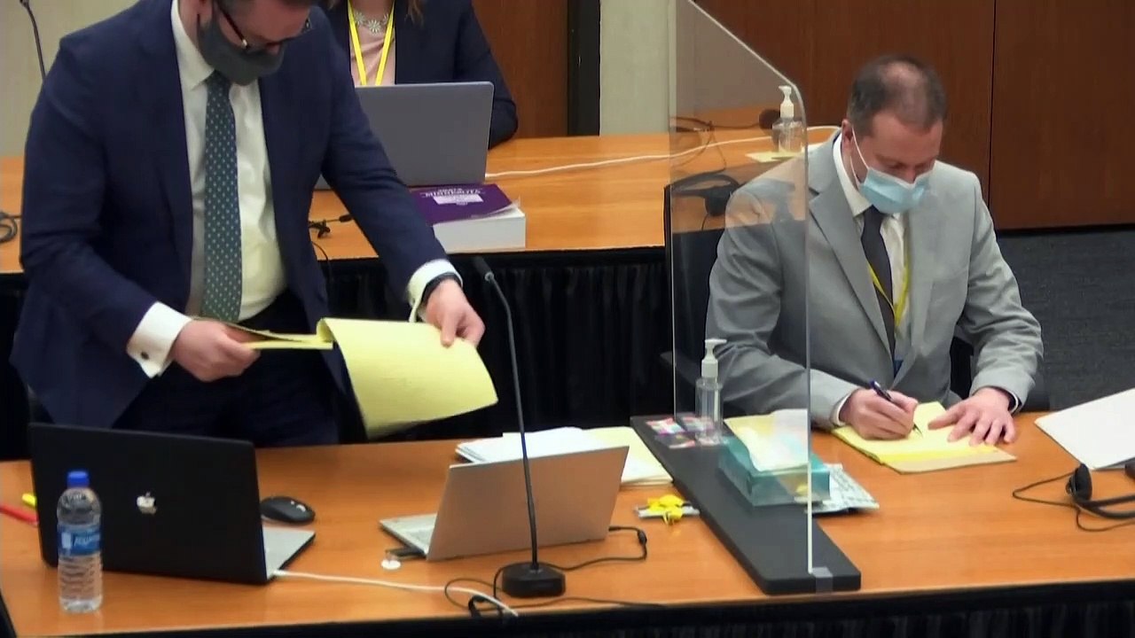 Angeklagter Polizist kniete offenbar noch auf verstorbenen George Floyd