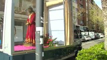El Cristo de Medinaceli recorre las calles de Valencia en un 'papamóvil'
