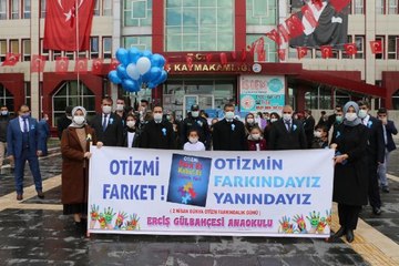 Erciş'te otizmli çocuklar gökyüzüne balon bıraktı