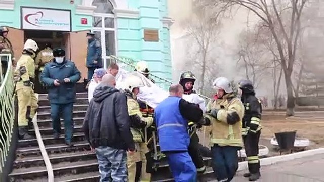 Médicos russos terminam cirurgia em hospital em chamas