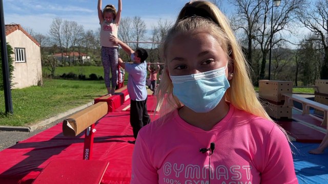 Ils sortent les agrès pour pratiquer la gymnastique