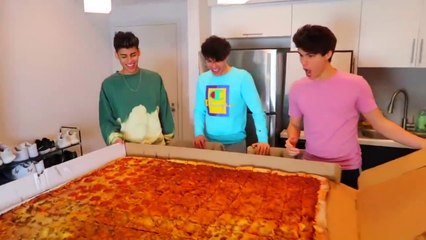 EATING THE WORLD'S LARGEST PIZZA!!