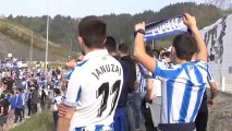 Miles de aficionados de la Real Sociedad despiden al equipo en Zubieta repitiendose las aglomeraciones de Lezama