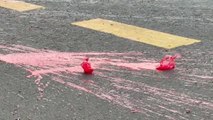 Protesta con pintura roja para recordar a los caídos en las manifestaciones
