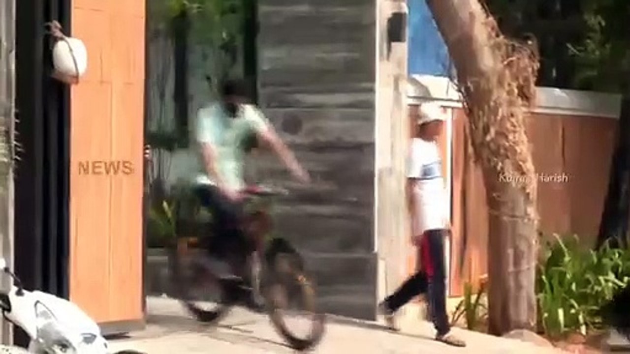 Thalapathy Vijay Rides Cycle To Caste Vote - Vaathi Coming Version