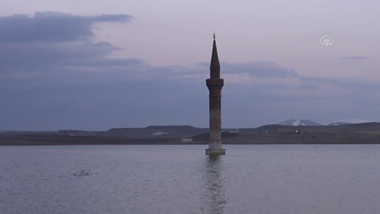Yükselen baraj sularının altında kalan cami ve minareler ilgi çekiyor