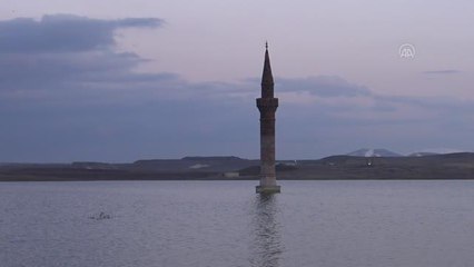 Yükselen baraj sularının altında kalan cami ve minareler ilgi çekiyor