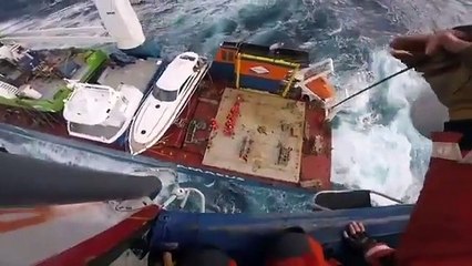 Denizin ortasında korku dolu dakikalar: Ölümden döndüler