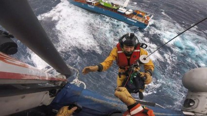 Hollanda bandıralı geminin mürettebatı helikopterle kurtarıldı