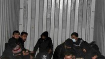 İzmir’deki depoda 1’i TIR’a yüklü 3 konteynerden 91 kaçak göçmen çıktı