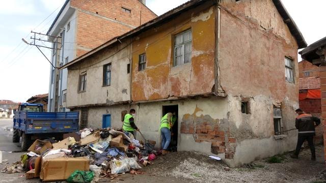 Yalnız yaşayan adamın evinden 4 kamyon çöp çıktı